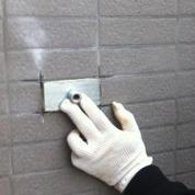 图为用户将饰面砖裁切成45mm*95mm用对应的标准块进行外墙饰面砖的拉拔试验