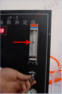 观察氧指数测定仪上总流量计时，视线要与流量计浮子球高度齐平